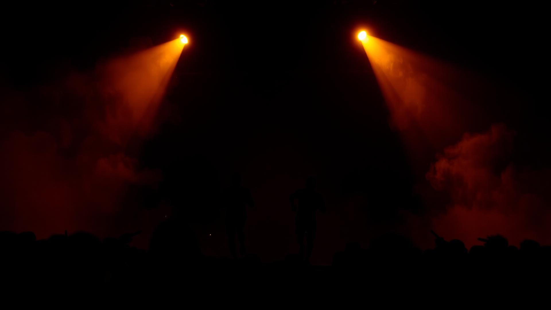 Palco iluminado com fumaça e luzes douradas